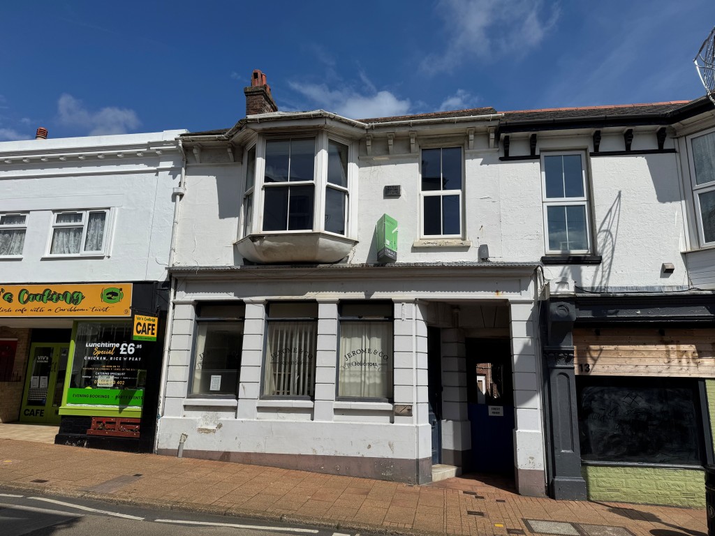 Lot: 75 - FREEHOLD TOWN CENTRE BUILDING WITH POTENTIAL - View of the front of the building from the pavement